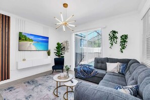 Una Smart TV, una oficina