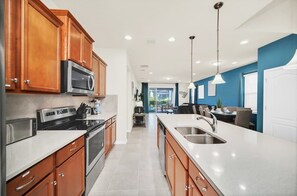 Fridge, microwave, oven, stovetop - Stylish Family Villa with Game Room & Pool (Kissimmee)