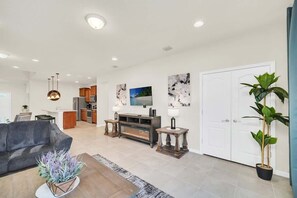 Smart TV, chimenea, oficina