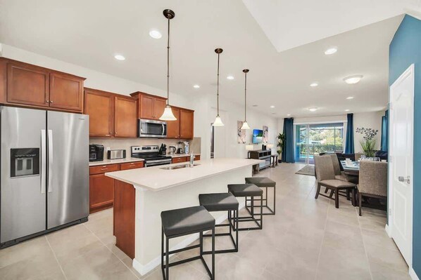Fridge, microwave, oven, stovetop - Stylish Family Villa with Game Room & Pool (Kissimmee)