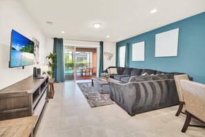 Smart TV, fireplace, offices - Stylish Family Villa with Game Room & Pool (Kissimmee)