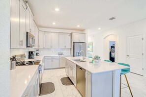 Kjøleskap, mikrobølgeovn, ovn og kokeplater