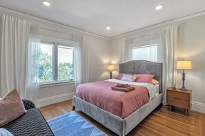 3 habitaciones, tabla de planchar con plancha, wifi y ropa de cama 