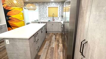 Kylskåp, mikrovågsugn, ugn och spishäll