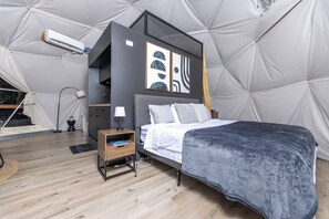 Room | Desk, free WiFi, bed sheets - GAIA Geodome Fredericksburg (Fredericksburg)