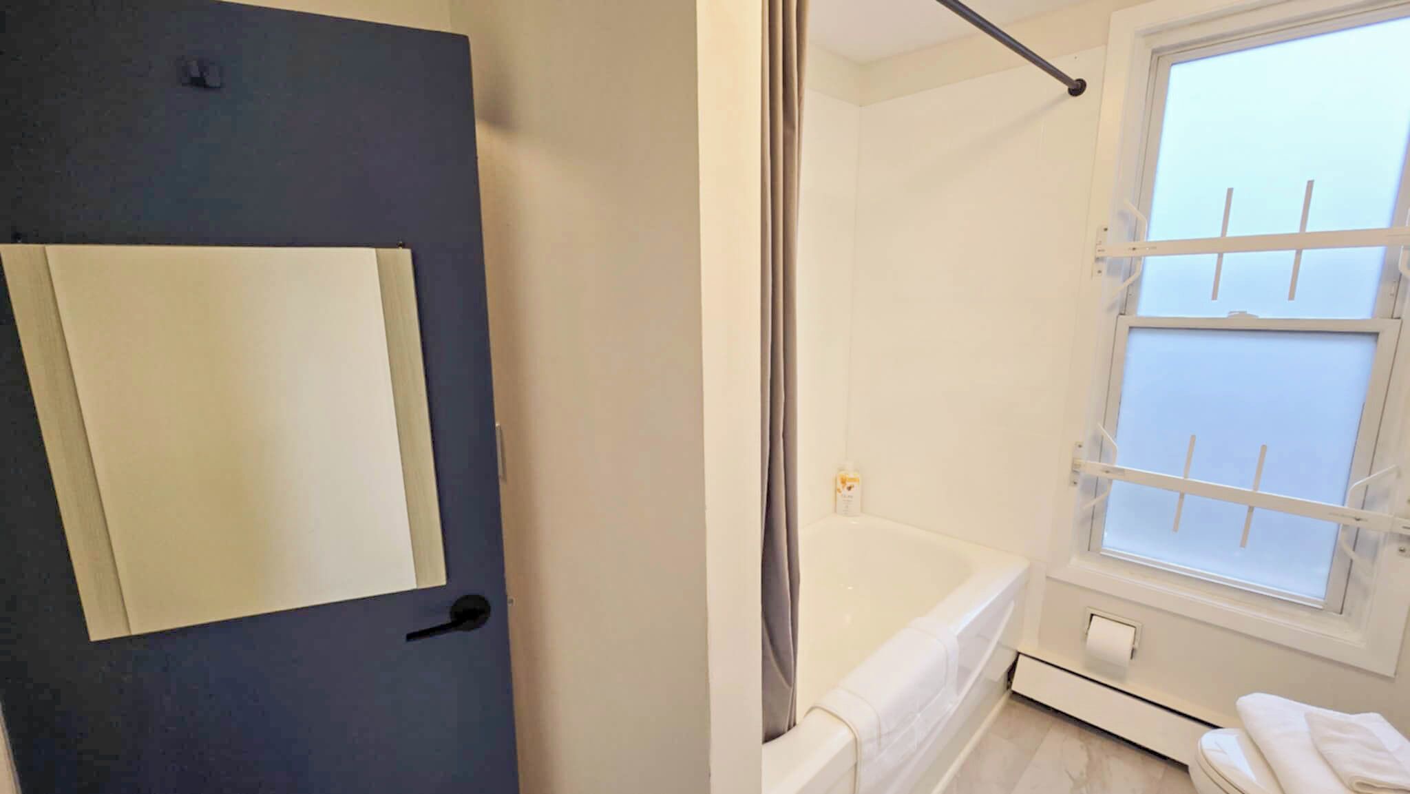 Sèche-cheveux, serviettes fournies, savon, shampoing