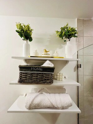 Douche, serviettes fournies, savon, shampoing