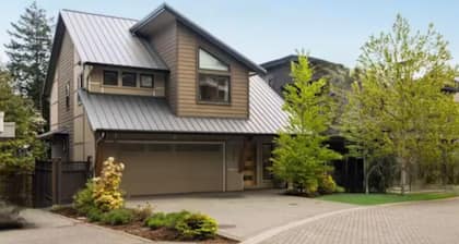 Cozy Royal Bay Retreat (quiet neighbourhood with parking on driveway)