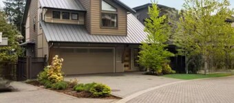 Cozy Royal Bay Retreat (quiet neighbourhood with parking on driveway)