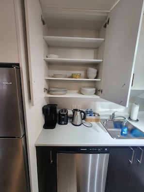 Micro-ondes, four, plaque de cuisson, lave-vaisselle