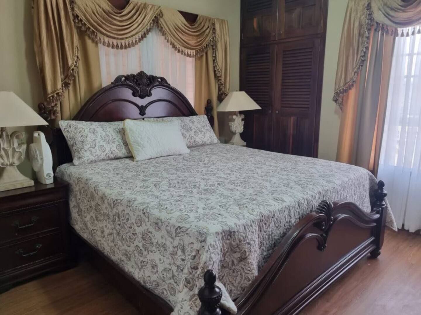 3 chambres, fer et planche à repasser, Wi-Fi, draps fournis