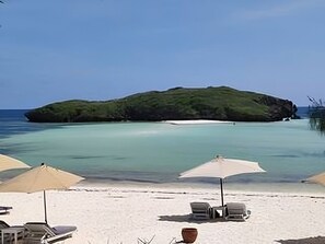 Chaises longues, serviettes de plage