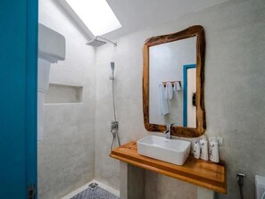 Shower, hair dryer, bidet, towels
