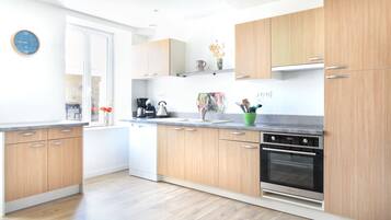 Réfrigérateur, micro-ondes, four, lave-vaisselle