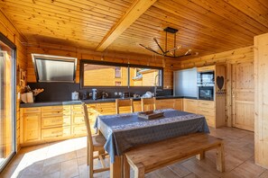 Dining - Chalet des Jonquilles - Magnifique maison avec piscine (Les Angles)