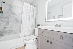 Haartrockner, Handtücher, Seife, Shampoo