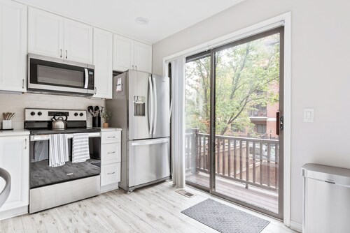 Luxurious Townhome ★ Heart of Arlington ★ Family-Friendly