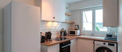 Fridge, microwave, oven, coffee/tea maker