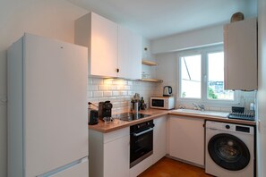 Fridge, microwave, oven, coffee/tea maker