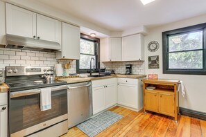 Fridge, microwave, stovetop, dishwasher