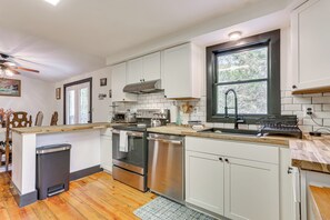 Fridge, microwave, stovetop, dishwasher
