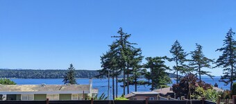 Cozy 2-bedroom, coastal inspired, suite with AC in beautiful Campbell River