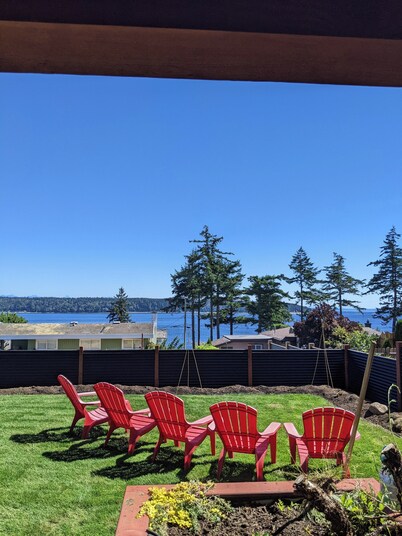 Cozy 2-bedroom, coastal inspired, suite with AC in beautiful Campbell River