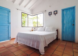 4 bedrooms, in-room safe, desk, iron/ironing board - Santa Ana Del Mar House: Your Beachfront Escape  (tolu)
