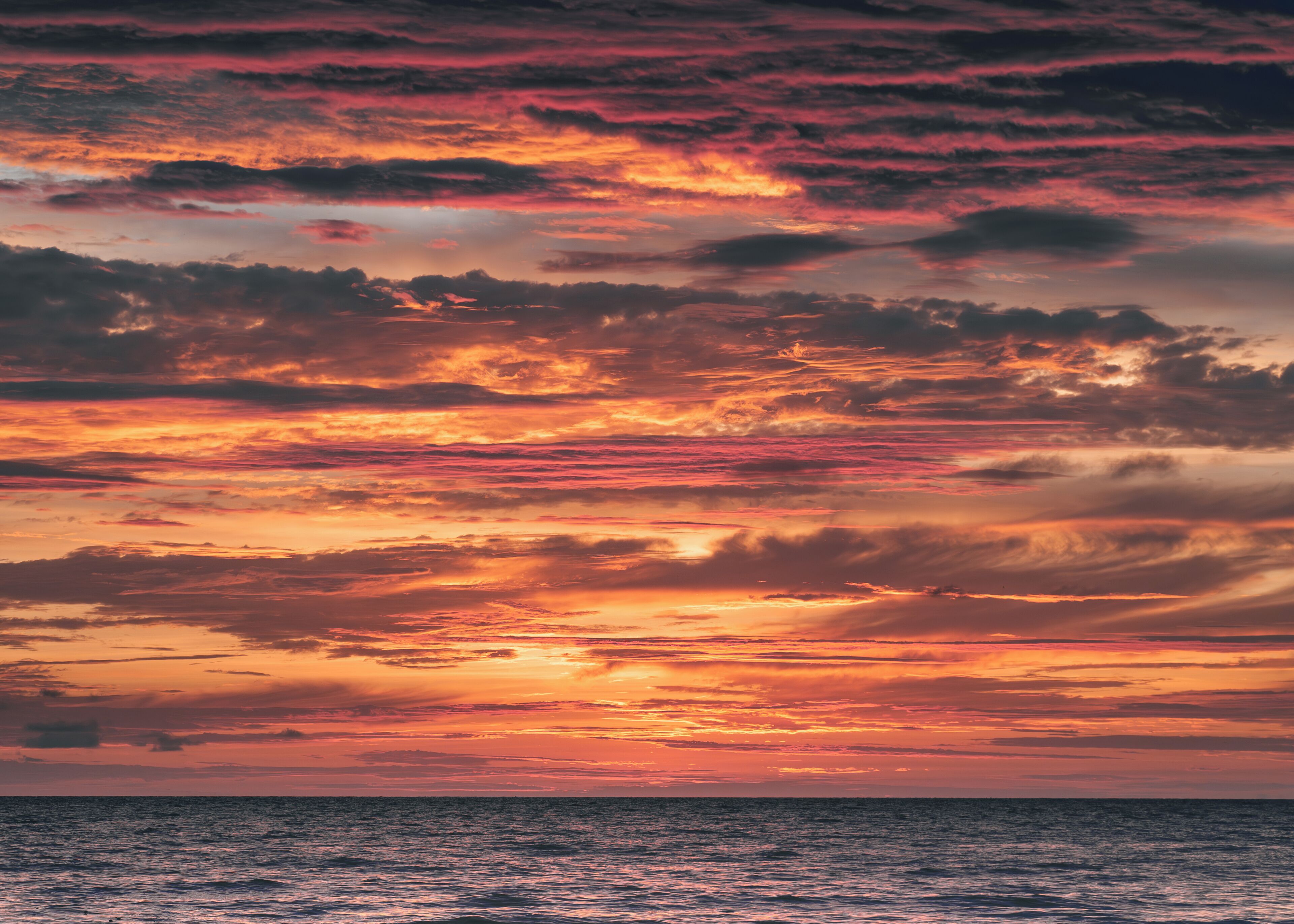 Rannalla, aurinkotuoleja, rantapyyhkeitä