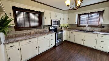 冰箱、微波炉、烤箱、炉灶