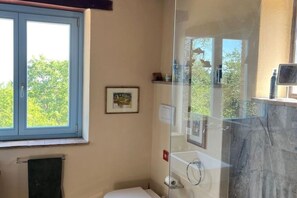 Ducha, secador de pelo, bidet, toallas