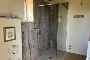 Bruser, hårtørrer, bidet, håndklæder