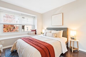 2 bedrooms, desk, iron/ironing board, WiFi