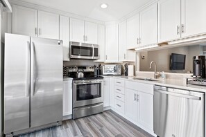 Réfrigérateur, micro-ondes, four, lave-vaisselle