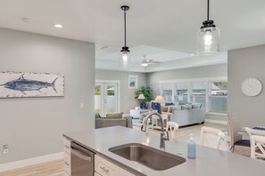 TV - Welcome to Coastal Cove - A Luxurious Family Retreat in Panama City Beach (Panama City Beach)