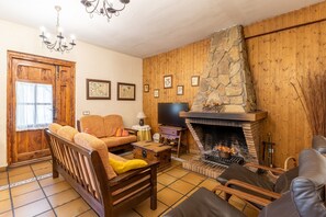 Televisión, chimenea, reproductor de DVD y tenis de mesa 