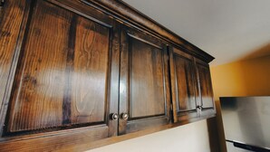 Una cucina con mobili in legno e un frigorifero in acciaio inossidabile.