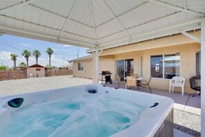 Terrace/patio - Comfortable 3-bedroom Home in Lake Havasu City, Hot Tub, View, Close to Dining (Lake Havasu City)