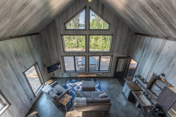 Cabane Confort, 2 chambres, sauna, vue lac | Coin séjour | TV connectée de 40 pouces avec chaînes numériques, chauffage par le sol