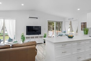 Smart TV y chimenea 