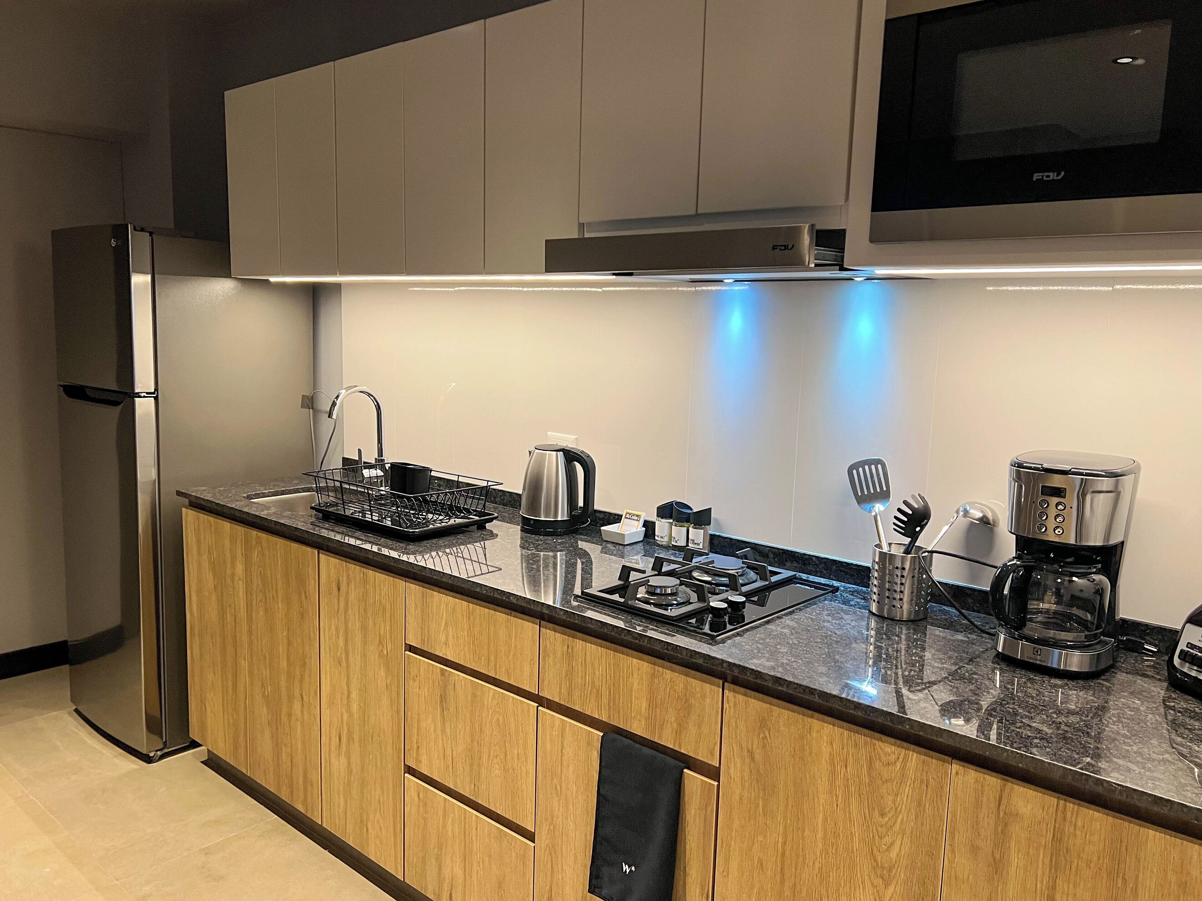 Refrigerador, microondas, utensilios de cocina