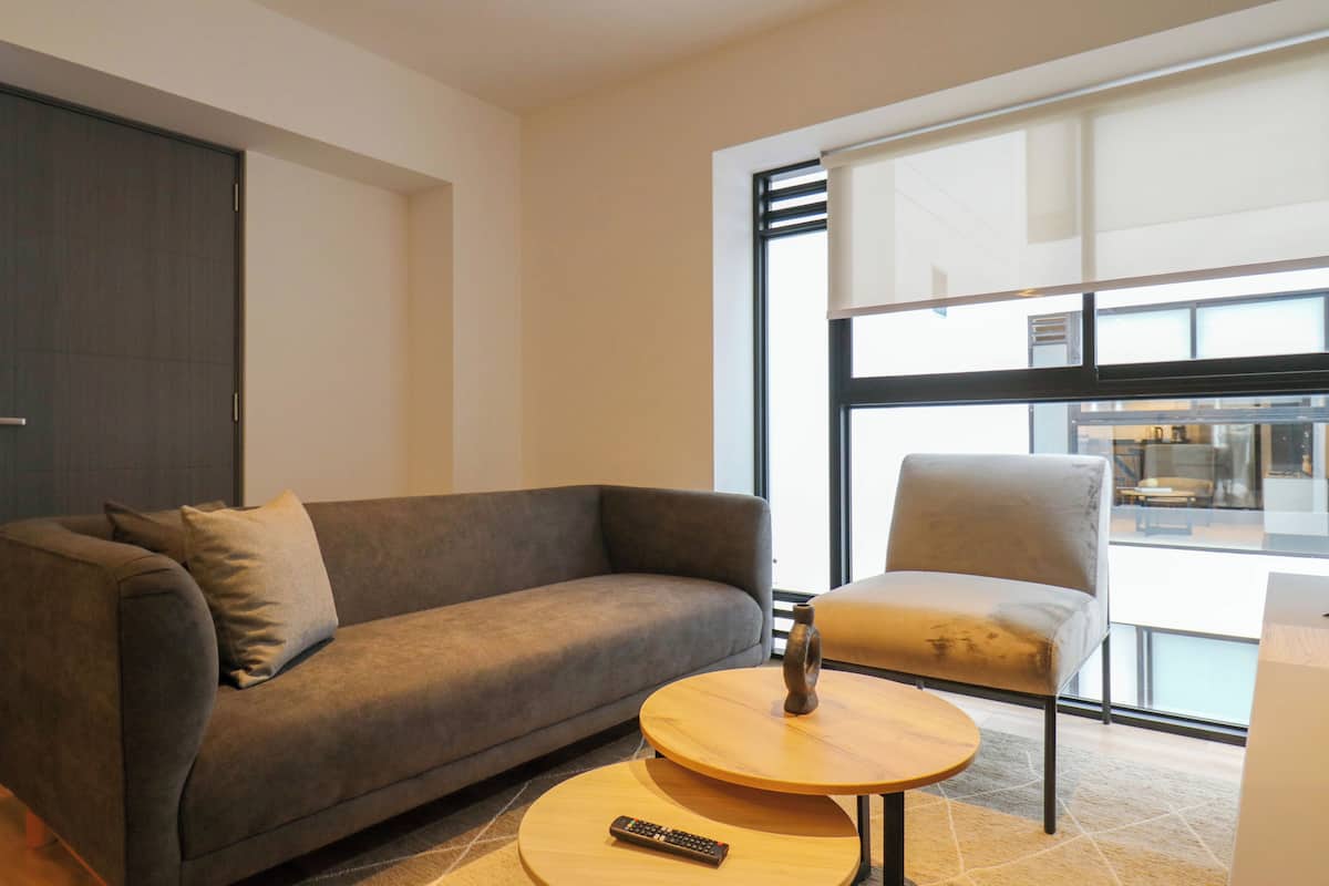 Appartement (403) | Woonruimte | Een 40-inch smart-tv met kabelzenders