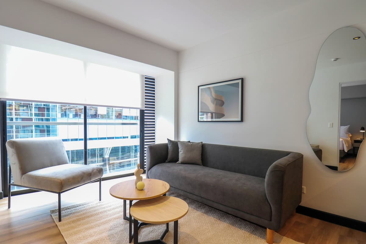 Appartement (408) | Woonruimte | Een 40-inch smart-tv met kabelzenders