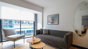 Apartament (408) | Sala d'estar | Televisor intel·ligent de 40 polzades amb canals per cable