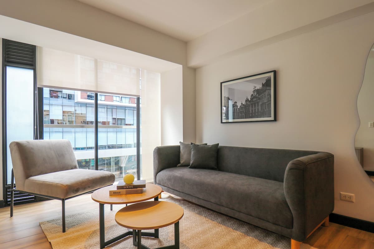 Appartement (409) | Woonruimte | Een 40-inch smart-tv met kabelzenders