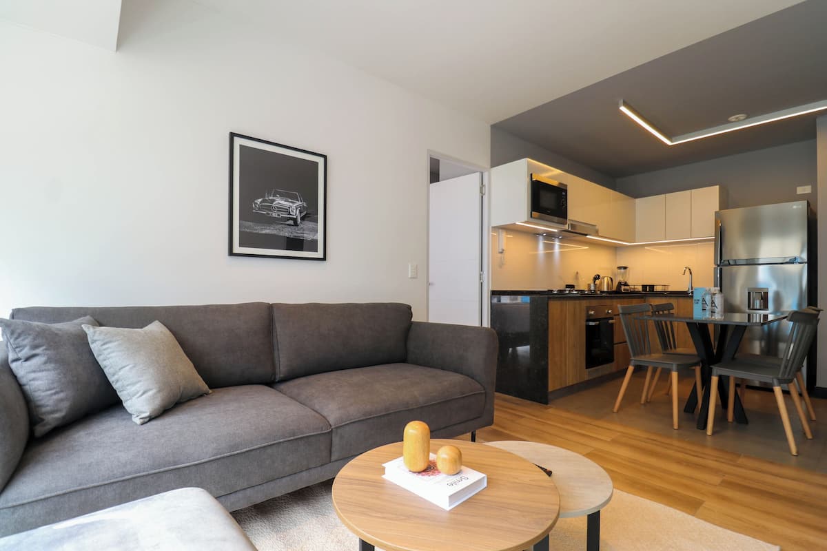 Appartement, 2 slaapkamers (413) | Woonruimte | Een 40-inch smart-tv met kabelzenders