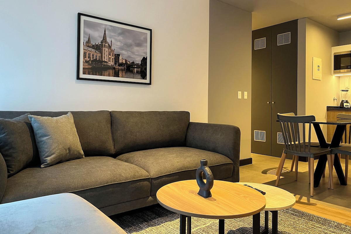 Appartement, 2 slaapkamers (415) | Woonruimte | Een 40-inch smart-tv met kabelzenders