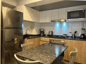 Departamento, 2 habitaciones (416) | Cocina privada | Refrigerador, microondas y utensilios de cocina 
