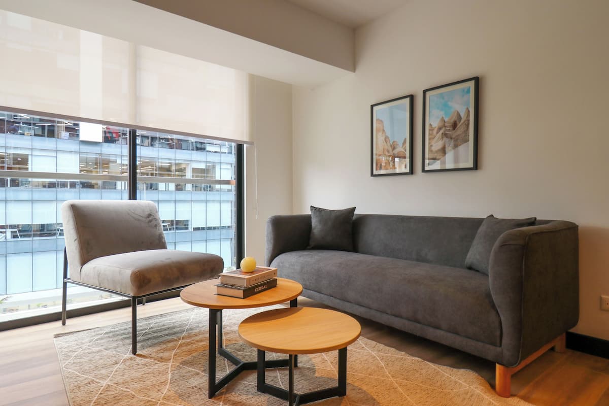 Appartement (406) | Woonruimte | Een 40-inch smart-tv met kabelzenders