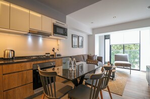 Apartment, 2 Schlafzimmer (405) | Eigene Küche | Kühlschrank, Mikrowelle, Kochgeschirr/Geschirr/Besteck